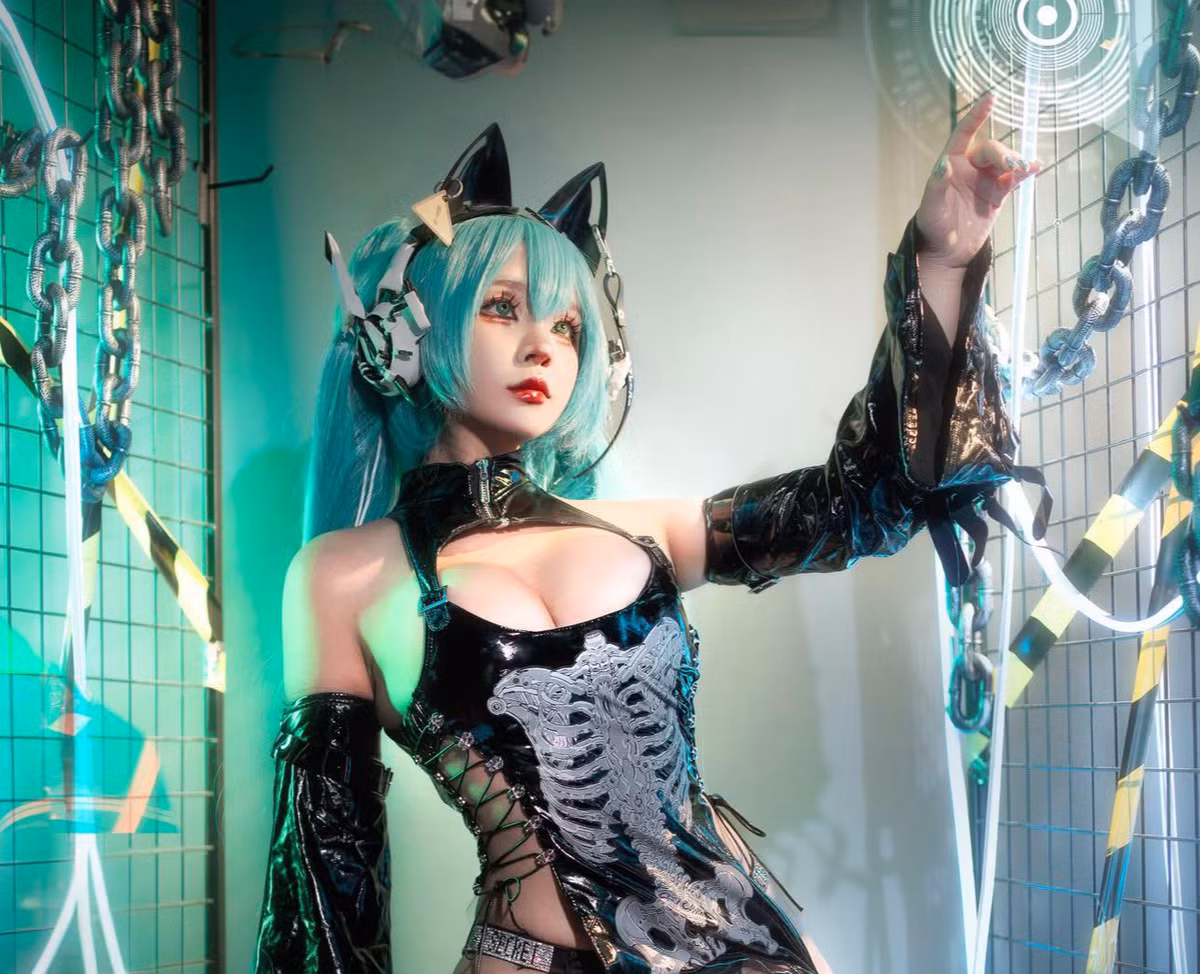 Không chỉ nổi bật khi hóa thân vào các nhân vật anime, game đình đám, Huỳnh Thảo còn gây chú ý bởi diện mạo đời thường không hề kém cạnh – xinh đẹp, vừa sắc sảo, ngọt ngào, lại cực thần thái.