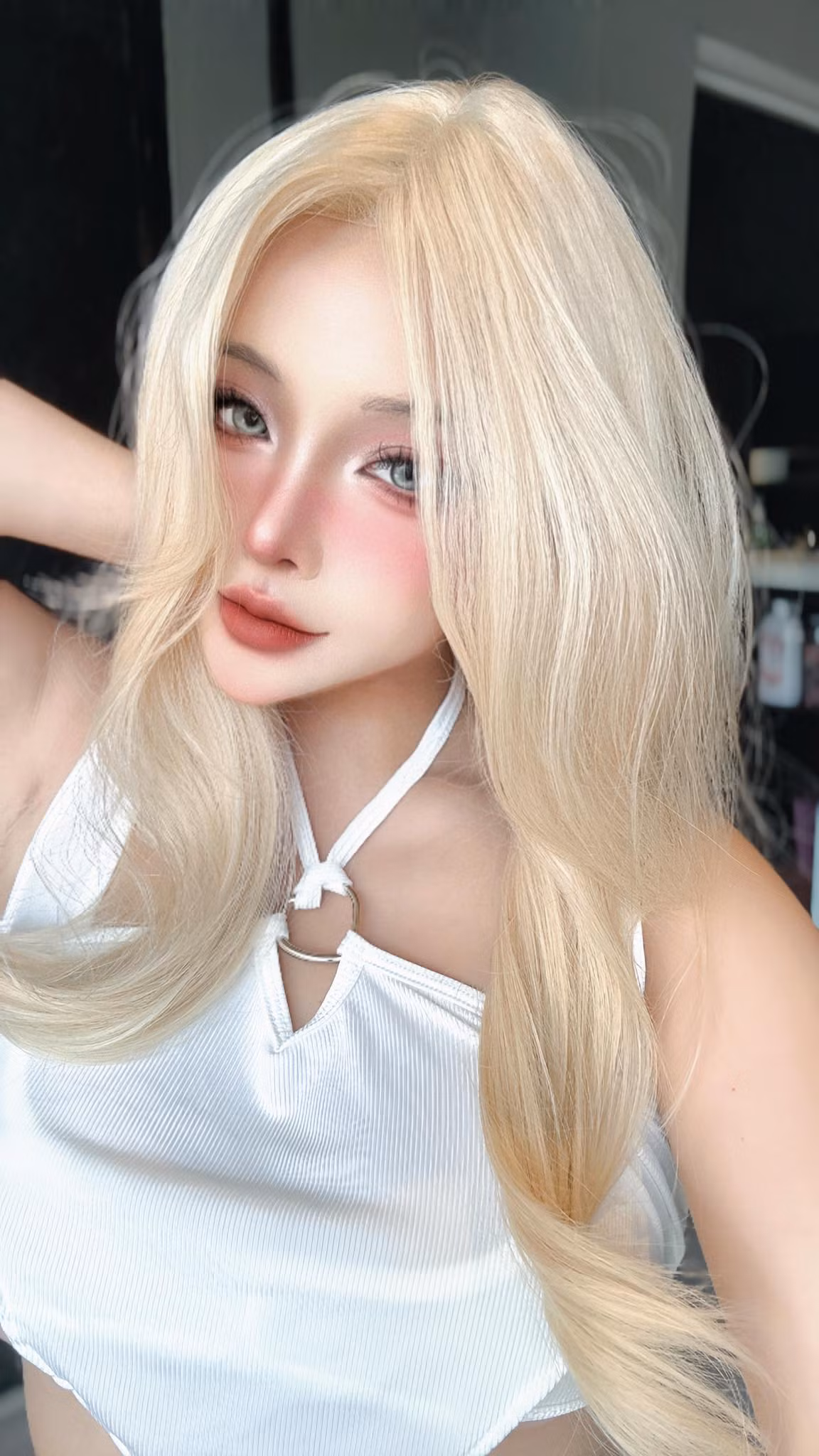 Không còn những bộ đồ cosplay cầu kỳ hay make-up đậm chất fantasy, cô nàng khiến dân tình trầm trồ với gương mặt sắc sảo, làn da trắng mịn và vóc dáng quyến rũ chuẩn chỉnh.