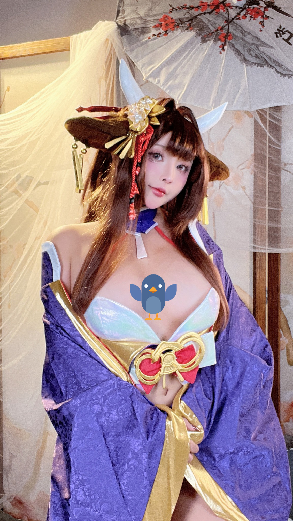 Điều khiến Huỳnh Thảo ghi điểm đầu tiên trong mắt cộng đồng chính là thần thái lạnh lùng, gợi cảm và biểu cảm cực kỳ "ăn hình".