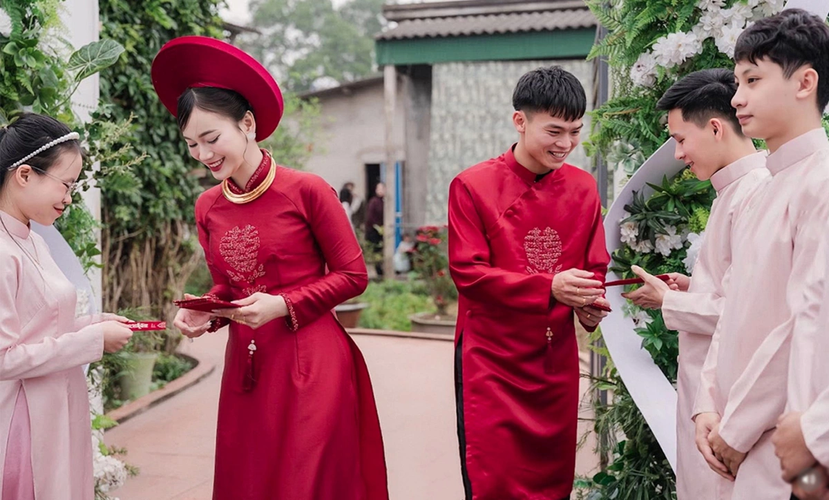 Dù không phải là người của công chúng, Nguyễn Linh lại sở hữu một sắc vóc thanh thoát và tính cách dịu dàng, điều này khiến cô trở thành người bạn đời lý tưởng của Hồ Văn Cường.