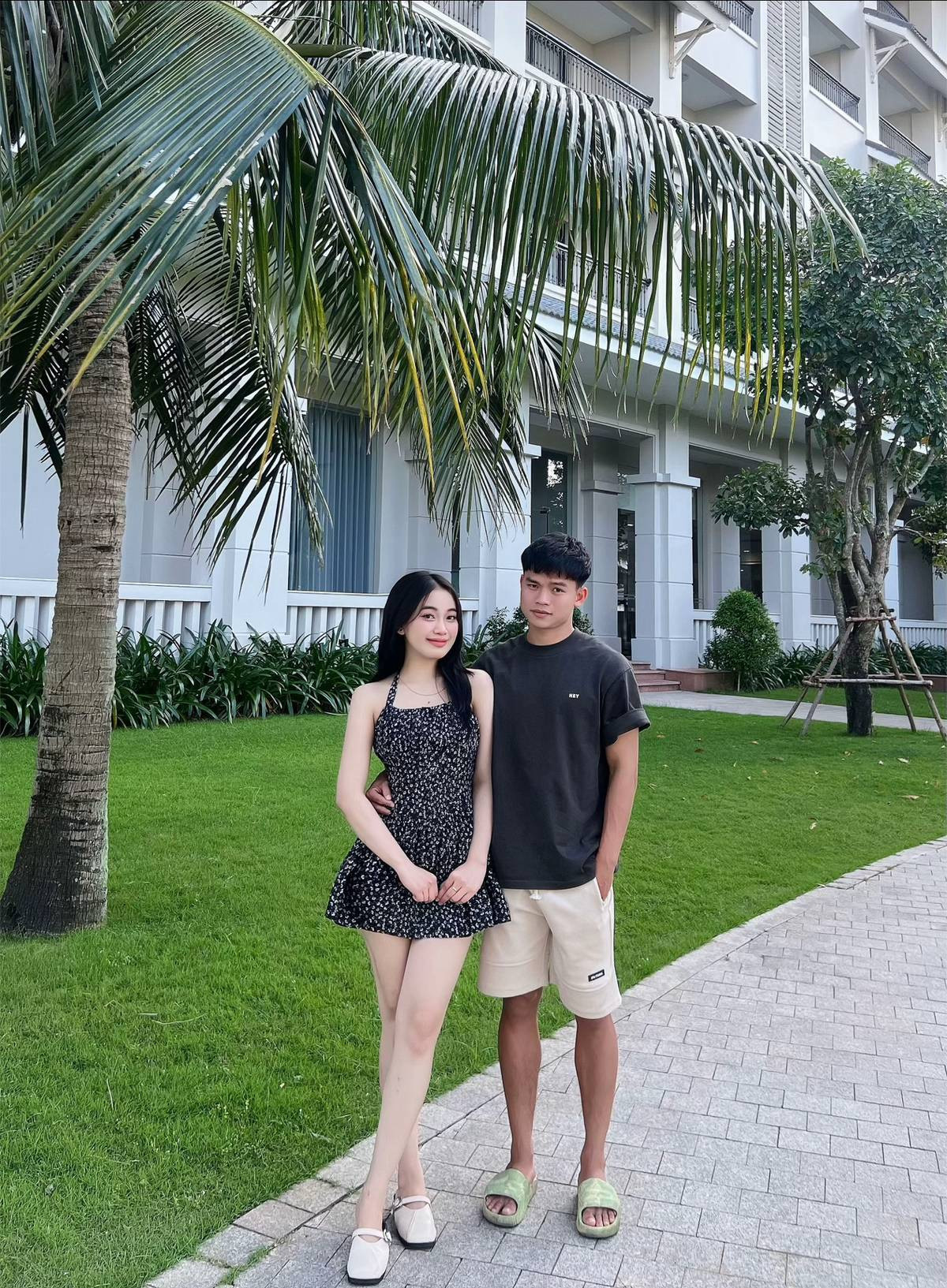 Trong ngày trọng đại của mình, cầu thủ của SLNA không giấu được niềm hạnh phúc khi chia sẻ rằng gia đình là nguồn động viên lớn nhất trong cuộc sống và sự nghiệp của anh.