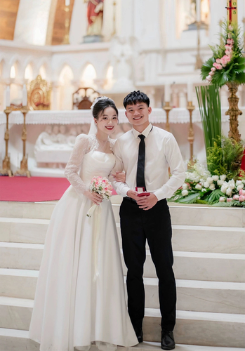 Hình ảnh đám cưới của Hồ Văn Cường tại nhà thờ ở quê nhà Nghệ An.