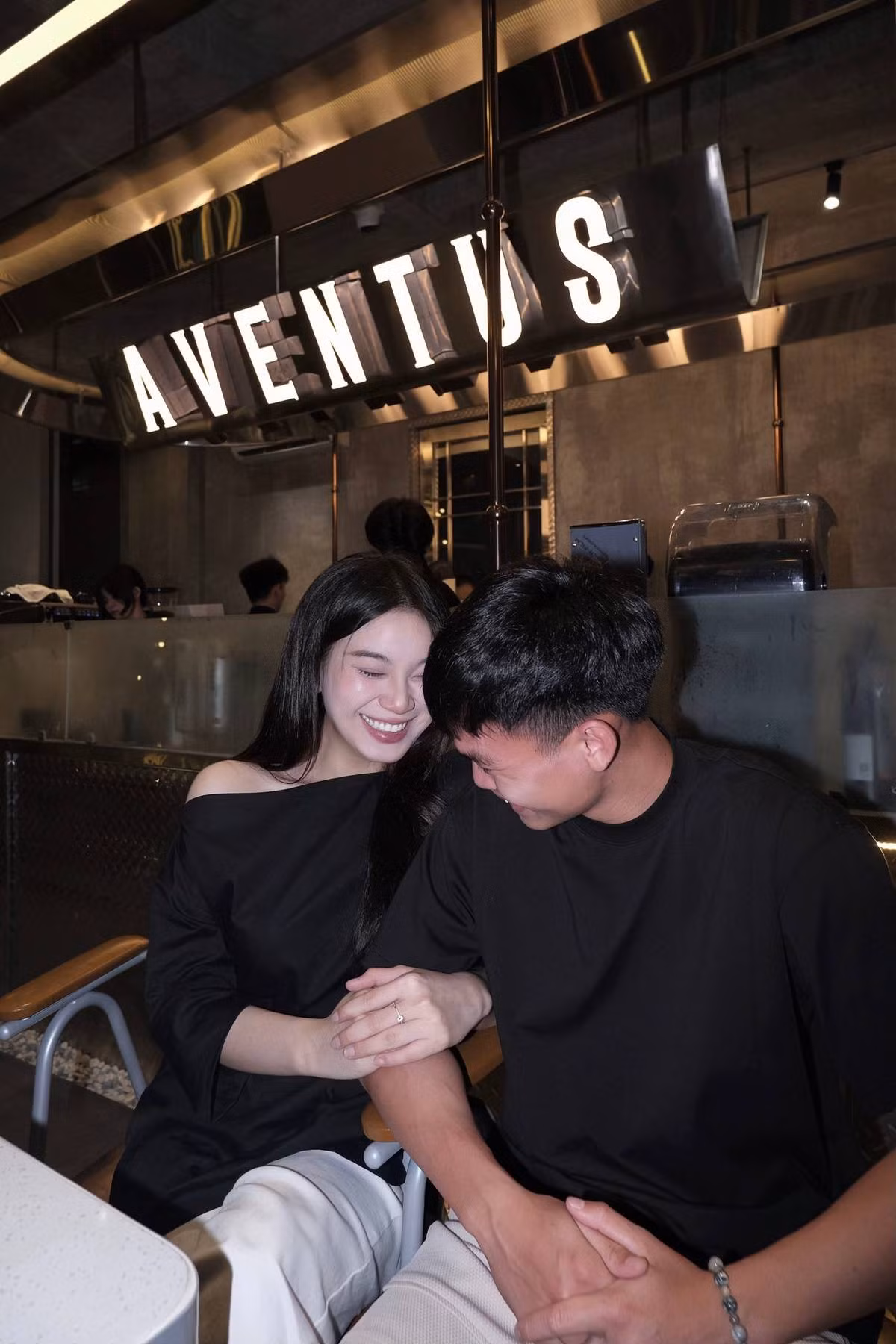 Sau khi hoàn thành các thủ tục cưới hỏi, nàng WAG của Văn Cường mới thoải mái khoe những bức ảnh hẹn hò của cả hai lên mạng xã hội.