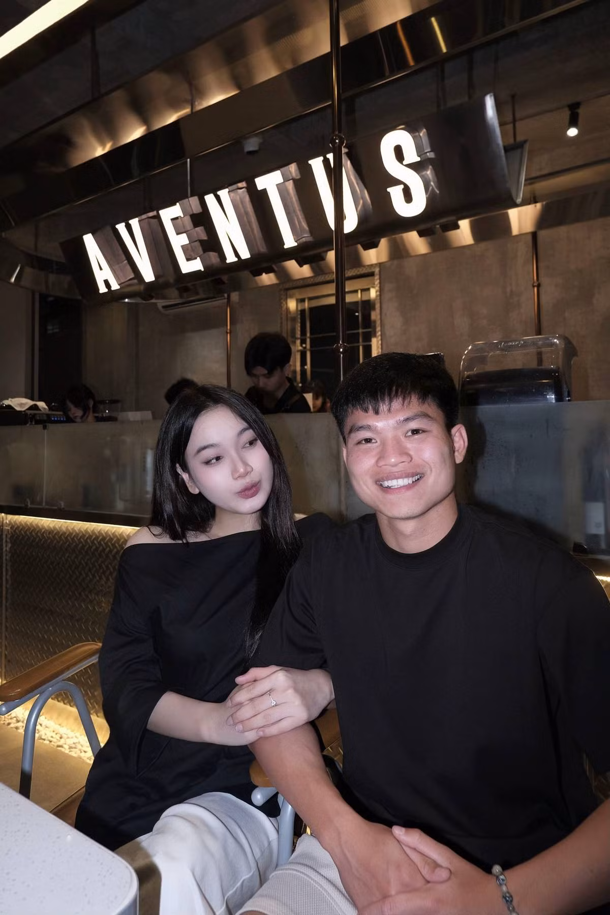 Hồ Văn Cường thoải mái thể hiện tình cảm khi đi hẹn hò với nàng WAG Nguyễn Linh. Cả hai thường xuyên đi du lịch cùng nhau trước khi cưới