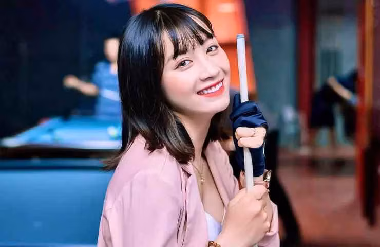 Tập luyện với cường độ cao, đổ nhiều mồ hôi, người đẹp quê Hà Nội duy trì thói quen uống nhiều nước lọc, nước ép hoa quả bổ sung vitamin cần thiết cho cơ thể và làn da.