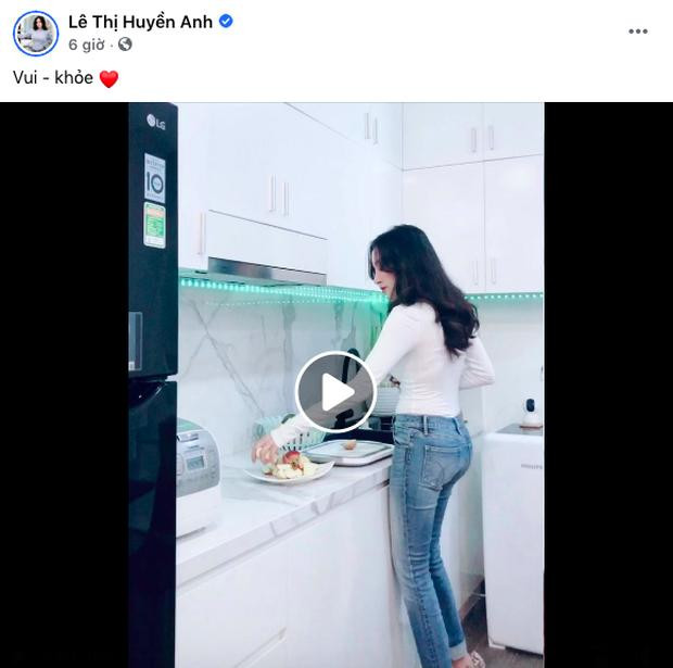 Mới đây, khi vô tình đăng tải đoạn clip đang vô tư nấu ăn trong bếp, Bà Tưng bất ngờ khiến nhiều người chú ý bởi phong cách ăn mặc khác xa mọi khi.