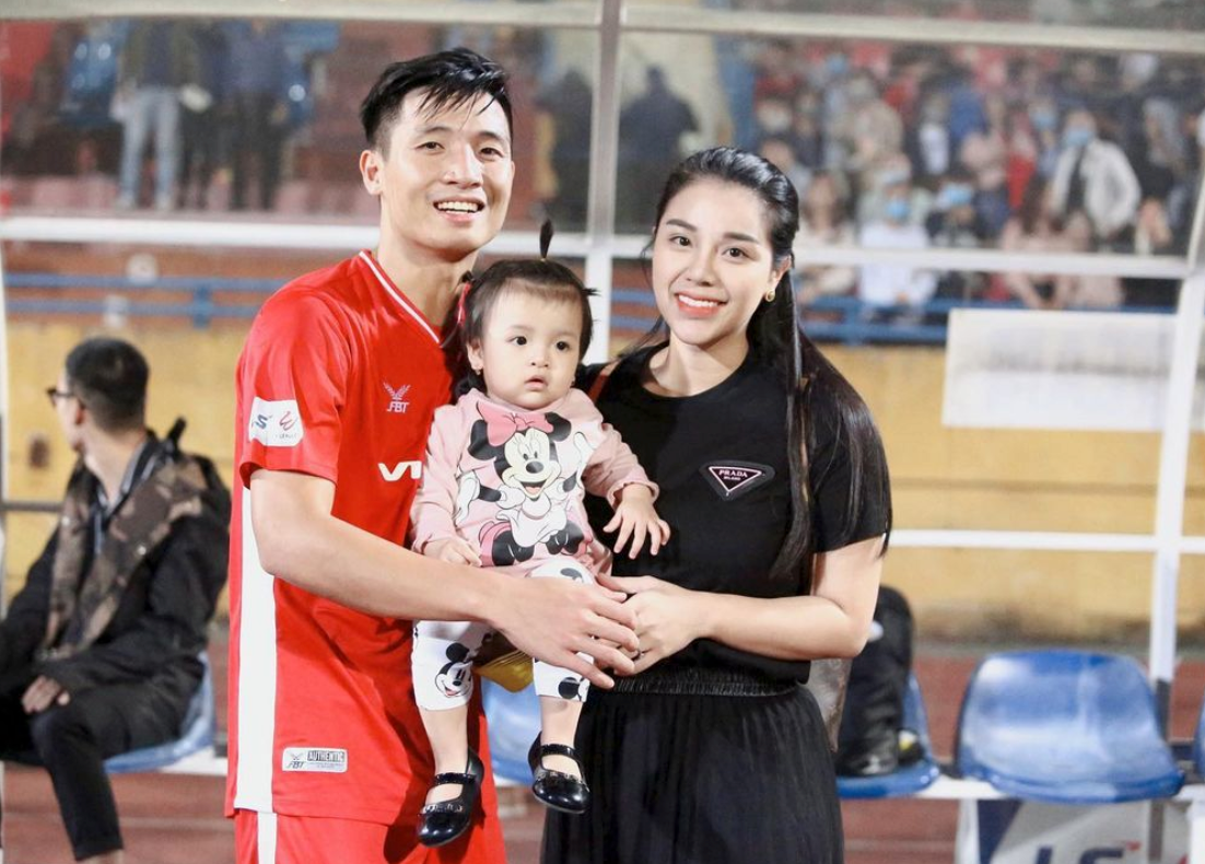 Vào ngày cưới, vẻ xinh đẹp và tươi tắn của cô dâu Khánh Linh nhận được nhiều lời khen ngợi của mọi người.