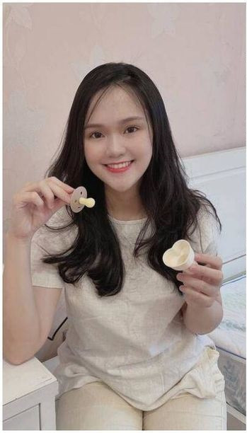 Bên cạnh những lời khen ngợi của dân mạng thì cầu thủ đội tuyển Việt Nam cũng tranh thủ vào “nịnh” vợ cực đáng yêu: “Nhìn tưởng hot girl nào, về trông con đi”.