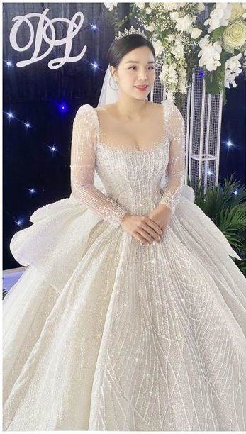 Dù mới sinh con không lâu nhưng Khánh Linh vẫn cực kỳ xinh đẹp trong bộ váy cưới.