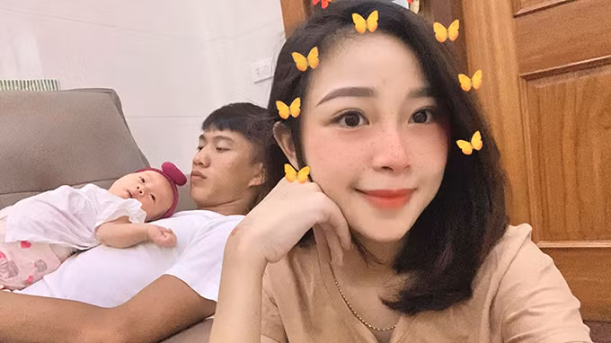 Quả thực vóc dáng của Nhật Linh trước và sau khi sinh con trông không có gì khác biệt mấy, thậm chí bà mẹ trẻ còn nhuận sắc và rạng rỡ hơn trước.