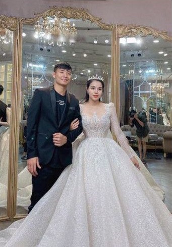 Khánh Linh từng chia sẻ trên mạng xã hội rằng thời điểm này bản thân chưa thực sự giảm cân thành công, tuy nhiên nhờ chọn kiểu váy cưới giúp tôn dáng và che được các khuyết điểm nên Khánh Linh vẫn vô cùng tự tin khi sánh đôi cùng ông xã Tiến Dũng.