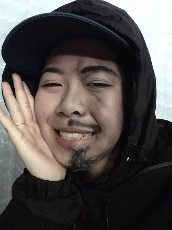 Hơn chục tấm ảnh giống Đen Vâu như tạc của Trang Monster được CĐM thích thú truyền tay nhau khiến chúng phủ kín các group lớn. Ai cũng phải xuýt xoa vì giống như in không ai nhận ra đây là vẽ nếu chủ nhân của nó không thú nhận.