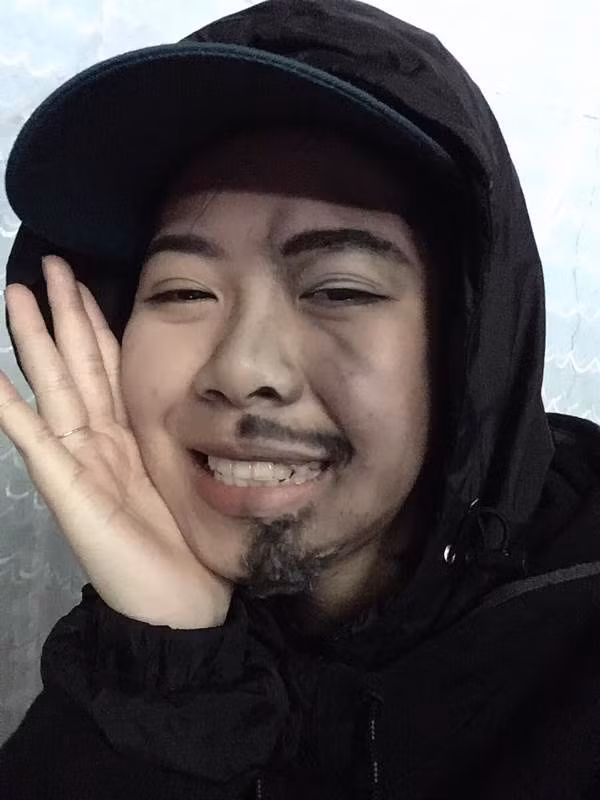 Hơn chục tấm ảnh giống Đen Vâu như tạc của Trang Monster được CĐM thích thú truyền tay nhau khiến chúng phủ kín các group lớn. Ai cũng phải xuýt xoa vì giống như in không ai nhận ra đây là vẽ nếu chủ nhân của nó không thú nhận.