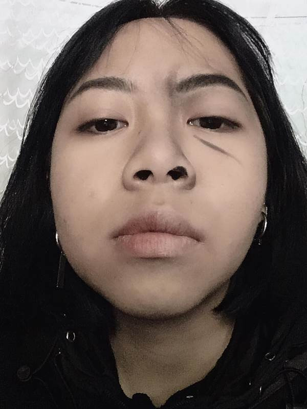 Khác mới các cô gái khác kỳ công make up để đẹp lên thì Trang Monster lại làm điều ngược lại, cô bạn này trang điểm cực kì lạ để giống với thần tượng mình ngưỡng mộ là rapper Đen Vâu.