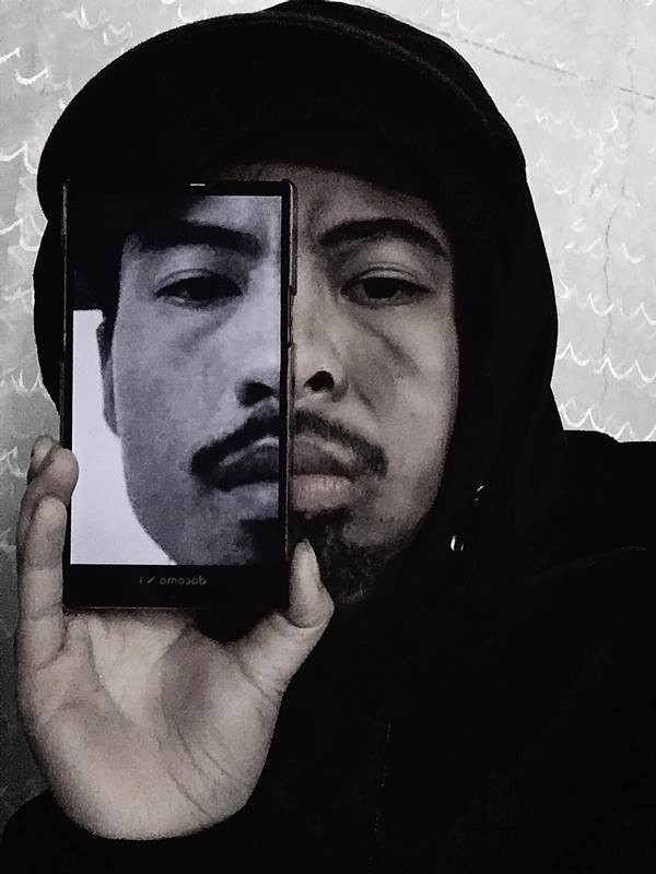 Để có màn cosplay rapper Đen Vâu, Trang Monster đã vẽ nửa mặt mình bằng bút kẻ mắt sau đó ghép nửa còn lại với chàng ca sĩ mình thần tượng.