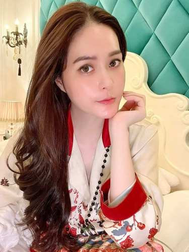 Được biết những phụ kiện của chiếc xe sang chảnh được bày bán độc quyền tại các cửa hàng của Dior. Tuy nhiên vì Đoàn Di Băng mua qua seller nên không biết chính xác giá là bao nhiêu.