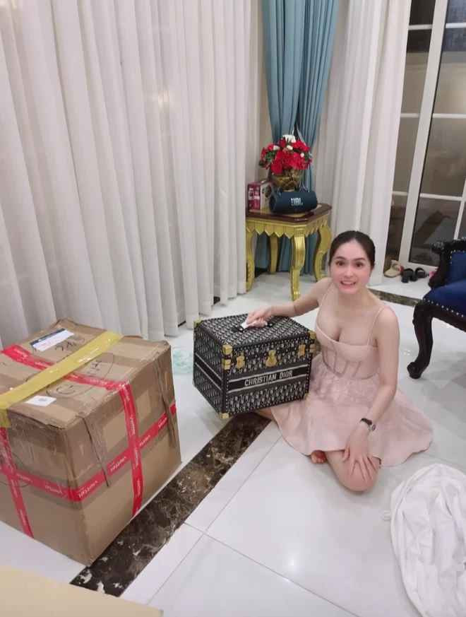 Dù chưa thể tậu được Vespa 946 Christian Dior nhưng mới đây, Đoàn Di Băng đã hớn hở đập hộp thùng phụ kiện Dior gắn với chiếc xe.