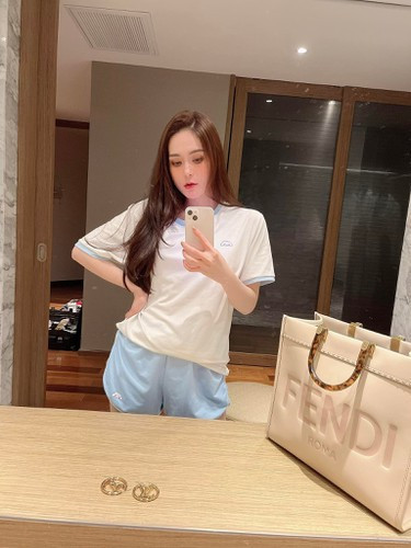 Dưới một bình luận của cư dân mạng cho hay, chiếc xe máy mà doanh nhân Quốc Vũ tìm cho vợ cần phải đặt hàng trước để có thể sở hữu thì ông xã Đoàn Di Băng quả quyết rằng: "Bà đòi có sẵn luôn nên anh tìm qua nay".