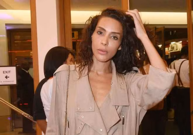 Sau đó cánh phóng viên phát hiện Mbappe và nửa kia xuất hiện cùng nhau trên du thuyền. Cả hai có nhiều khoảnh khắc tình tứ với nhau.