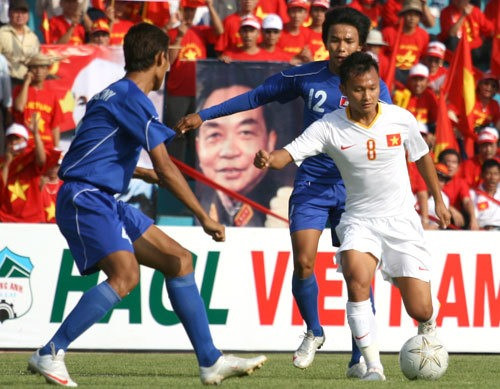 Ở trận đấu trên sân Mỹ Đình mới đây, đội tuyển Việt Nam đã thi đấu tuyệt hay khi giành chiến thắng 2-1 trước CLB lừng danh Borussia Dortmund, với hai pha lập công của Tiến Linh và Tuấn Hải. Ở trận đấu này, lão tướng Trọng Hoàng thi đấu xông xáo dù mới trở lại đội tuyển sau thời gian dài điều trị chứng thoát vị đĩa đệm.