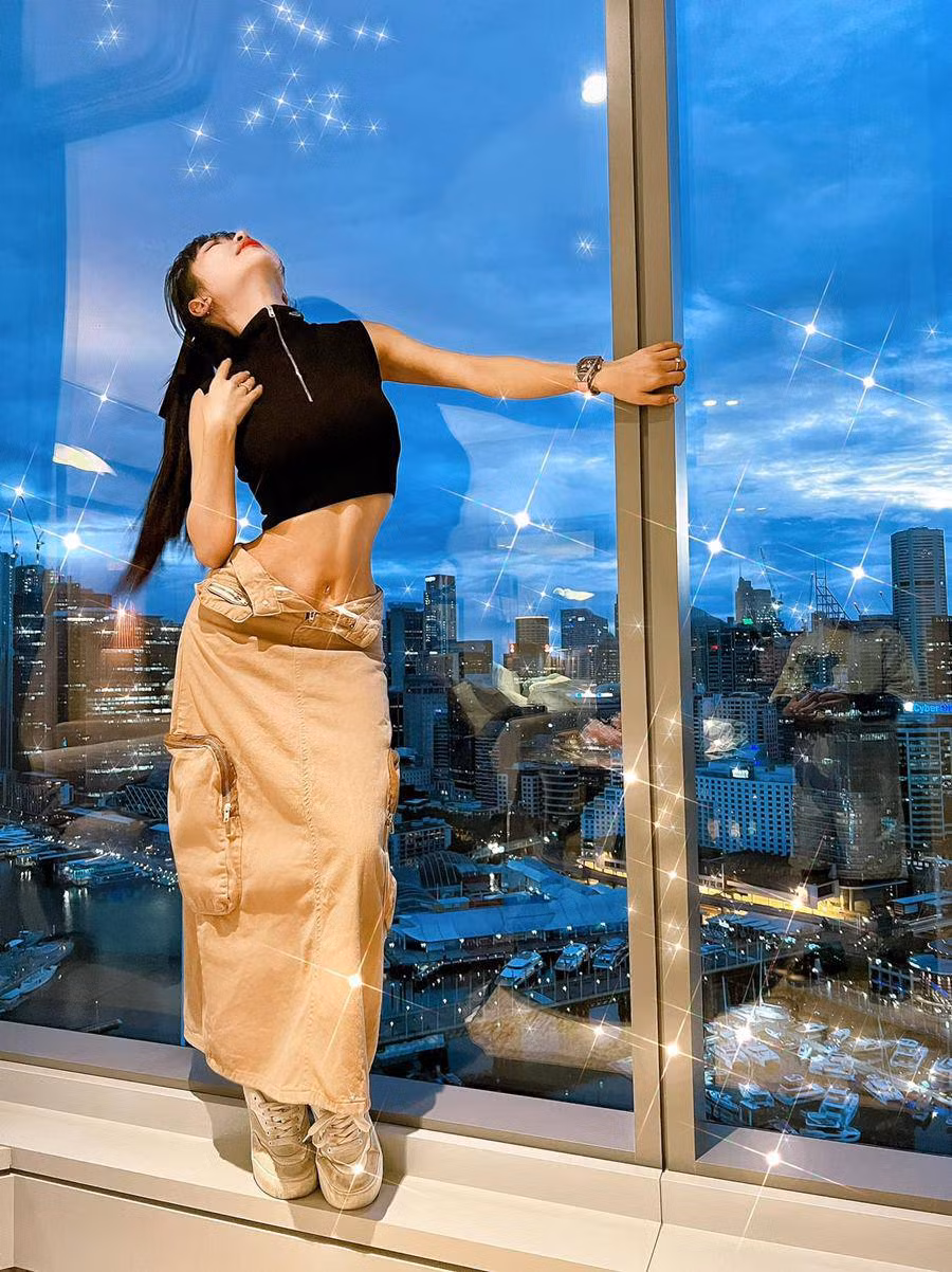 Trên trang cá nhân, Mina Phạm thường xuyên chia sẻ hình ảnh với nhiều hoạt động đời sống thường nhật, đi du lịch nghỉ dưỡng hay tập luyện giữ dáng.