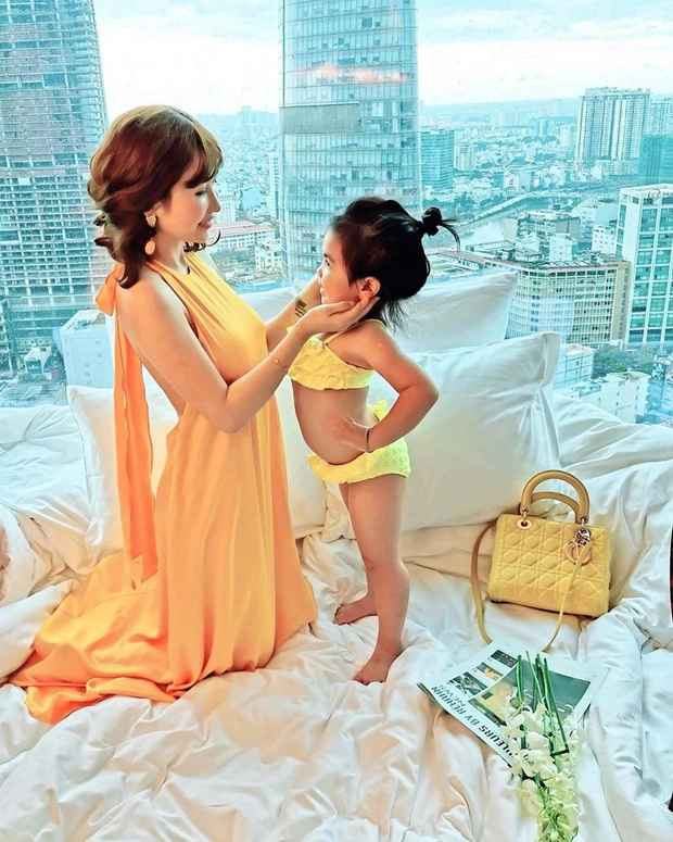 Trên trang cá nhân của Mina Phạm, bên cạnh những tấm ảnh "vợ chồng son", vợ hai Minh Nhựa cũng liên tục khoe khéo những tấm ảnh xinh đẹp như thuở mười tám, đôi mươi của mình.