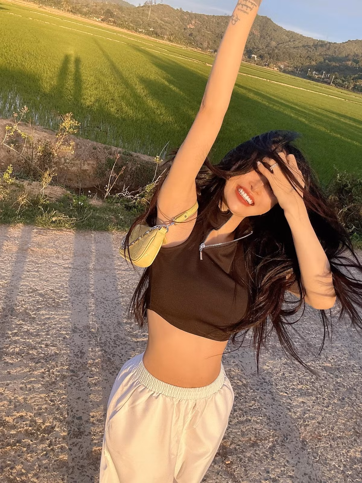 Đa phần mọi lời khen đều tập trung vào vòng eo "siêu mảnh" đầy cuốn hút dù đã là mẹ hai con của Mina Phạm.