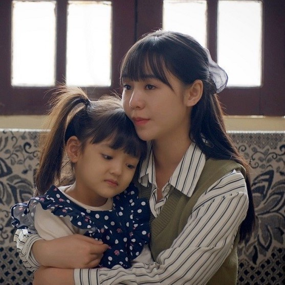 Hiện tại, cô bé đã có thể tạo dáng tự tin trước ống kính, được nhiều nhãn hàng săn đón. Nói về kỷ niệm đáng nhớ nhất, chị Ngọc anh chia sẻ: “Kỷ niệm đáng nhớ nhất có lẽ lần mẹ lướt mạng xã hội thấy 1 nhãn hàng thời trang trẻ em tuyển gương mặt đại diện nên đăng ký cho em đi casting. Lúc đó mình chỉ nghĩ là đưa bé đi trải nghiệm thôi...