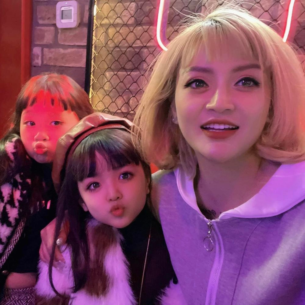 Chị Ngọc Anh cho biết thêm, thời gian đầu An Nhiên nhút nhát, sợ người lạ nên hay khóc. Mỗi lần đi chụp, thường bé sẽ phải làm quen với mọi người mất khoảng nửa tiếng nhằm giữ bình tĩnh.