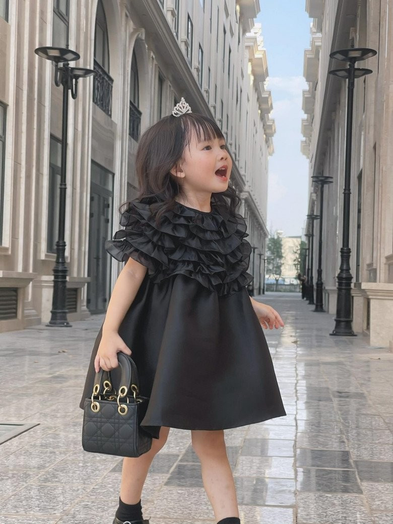 Bộ ảnh cô bé cover Lưu Diệc Phi hoàn toàn chụp ngẫu hứng. Mọi đạo cụ có sẵn, "cây nhà lá vườn" nhưng chẳng thể ngờ nó lại viral đến vậy.