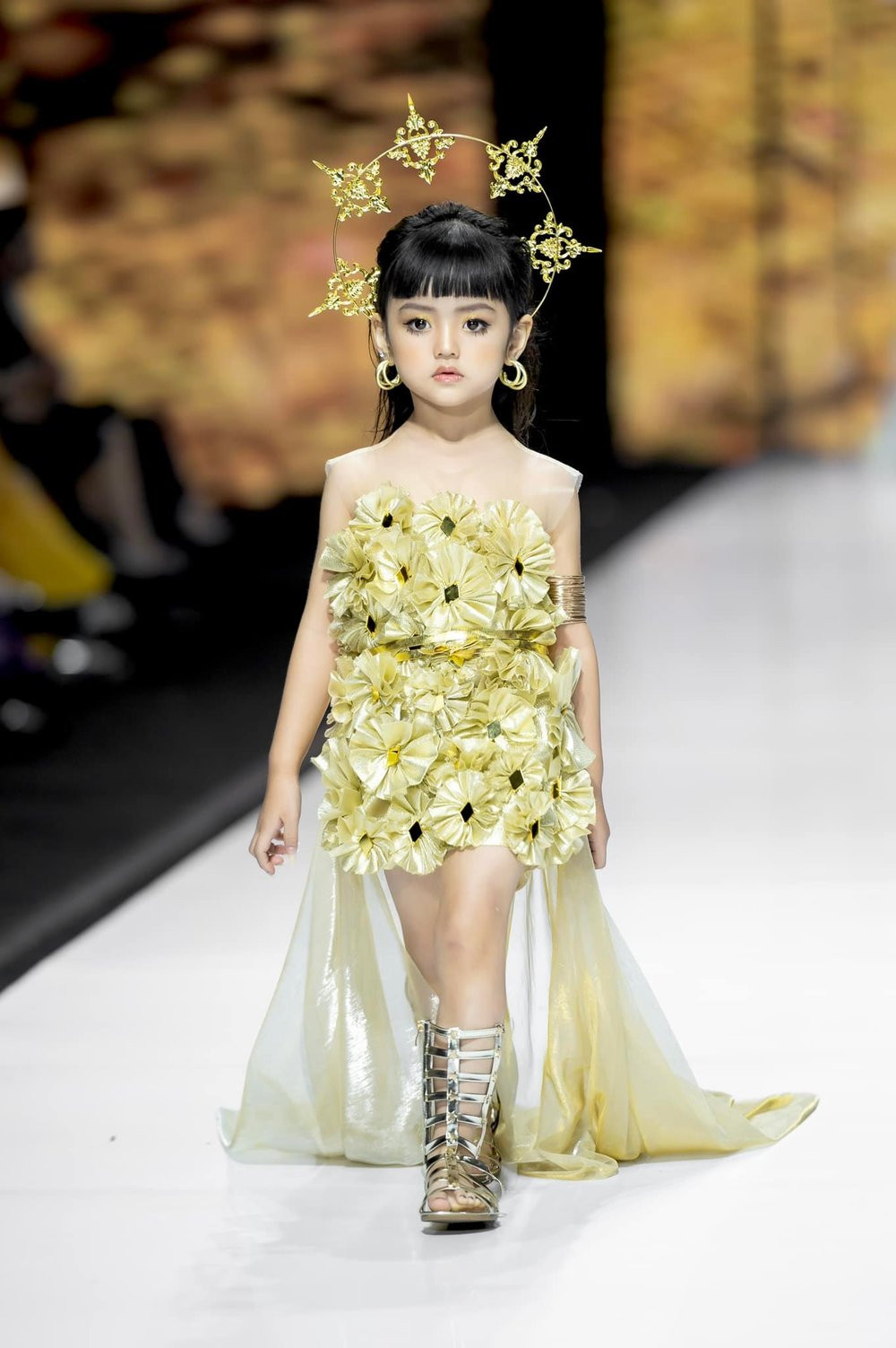 Không ngờ con đã vượt qua cả trăm bạn để được chọn vào top 4 gương mặt đại diện. Đối với mọi người, đây có thể là điều không quá lớn lao nhưng mình thì thật sự xúc động”. Chị Ngọc Anh nói thêm.