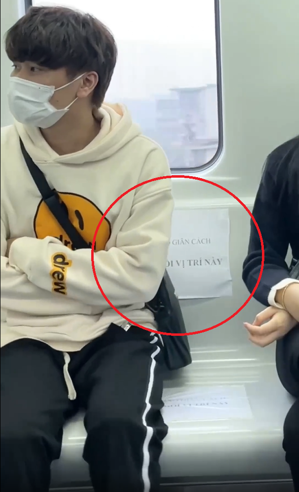 Chưa hết, nội dung trong clip của Gấm Kami cũng trở thành vấn đề để netizen phải bàn tán. Thậm chí, một số người còn cho rằng hàm ý trong hành động của hot girl TikTok này không phù hợp với phẩm hạnh từ trước tới nay của người phụ nữ Việt Nam.