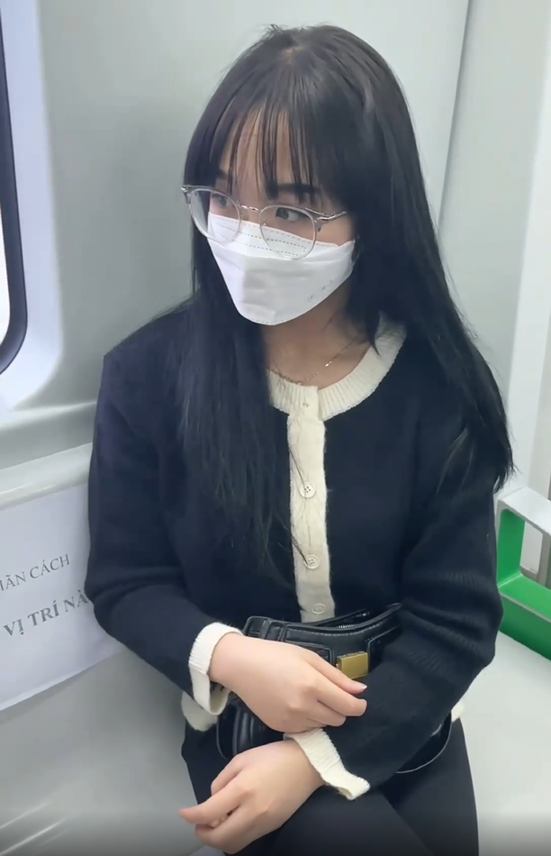 Mới đây trên Facebook cá nhân, hot girl TikTok Gấm Kami đã đăng tải đoạn clip diễn vui cùng bạn bè trên tàu điện Cát Linh – Hà Đông. Dù ngoại hình xinh xắn và nội dung hài hước nhưng lại vấp phải "cơn mưa" gạch đá, chỉ trích gay gắt vì lỗi sai vô cùng nghiêm trọng.