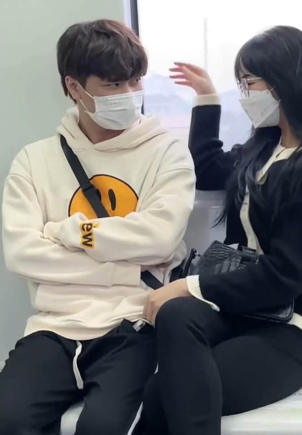 Chưa hết, bạn nam diễn cùng Gấm Kami còn tự ý cởi khẩu trang để "nhập vai".