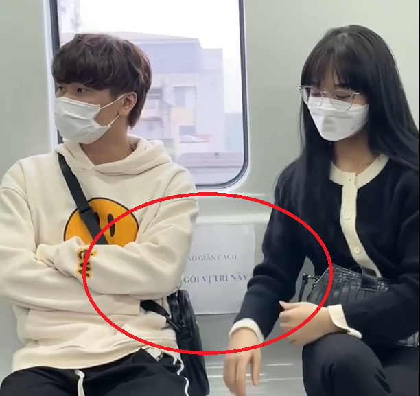 Cụ thể, một số netizen đưa ra bình luận về nội dung clip của Gấm Kami như: "Nội dung rác, chẳng hiểu từ bao giờ nhân phẩm của phụ nữ lại vậy. Sấn sổ vào đàn ông, nên nhớ đây là Việt Nam chứ không phải nước ngoài" hay "Clip nhảm nhí đã sai rồi còn cố tình mà đăng lên. Nên tẩy chay những nội dung của TikToker xàm xí này".