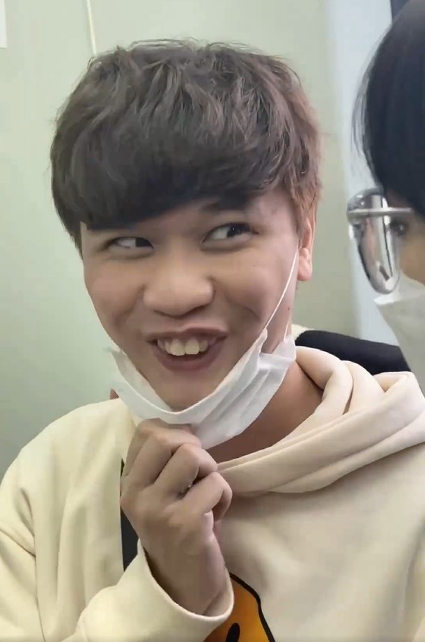 Đoạn clip chỉ sau 12 giờ đăng tải đã nhận được hơn 380.000 lượt xem. Dân mạng để lại hàng trăm bình luận tỏ thái độ cáu gắt trước hành động vô ý thức của Gấm Kami.