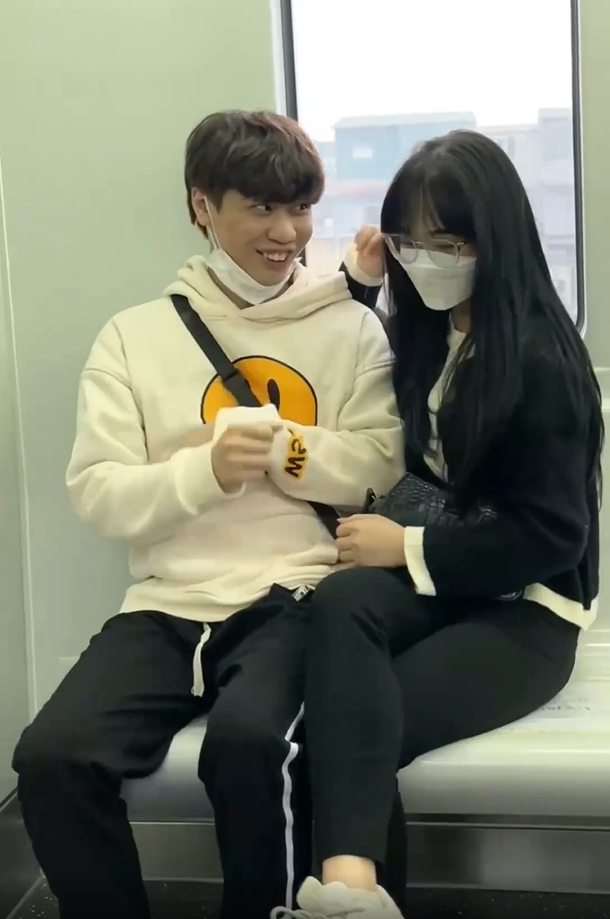 Nhiều người lật lại khi xuất hiện tại SVĐ Mỹ Đình trong trận đấu giữa Việt Nam và Ả Rập Xê Út, Gấm Kami cũng hồn nhiên cởi bỏ khẩu trang để chụp ảnh sống ảo.