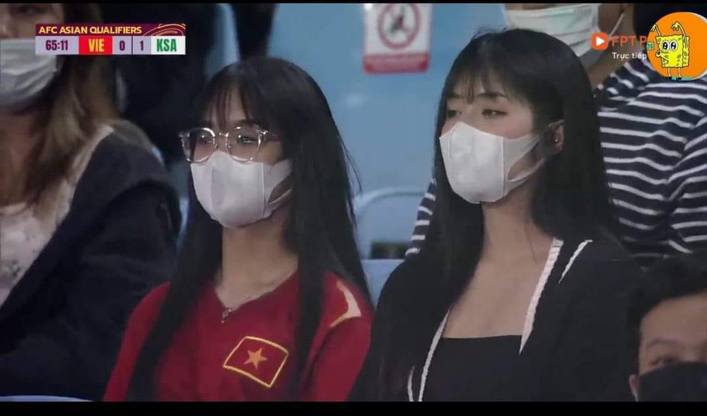 Sau màn xuất hiện chớp nhoáng trên SVĐ Mỹ Đình để cổ vũ đội tuyển Việt Nam, hot Tiktoker Gấm Kami thu hút sự quan tâm lớn. Mỗi nhất cử nhất động của cô nàng đều được dân mạng "soi".