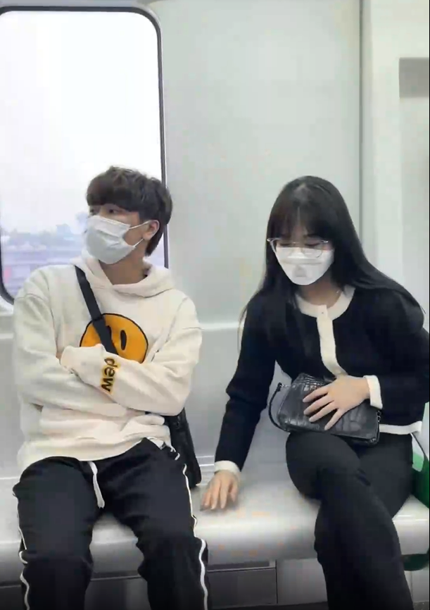 Cụ thể, trong đoạn clip Gấm Kami thản nhiên ngồi lên ghế có dán tờ giấy với dòng chữ: "Để đảm bảo giãn cách, không ngồi vị trí này" trên tàu. Chính điều này khiến cơn thịnh nộ của netizen dâng lên cao trào.