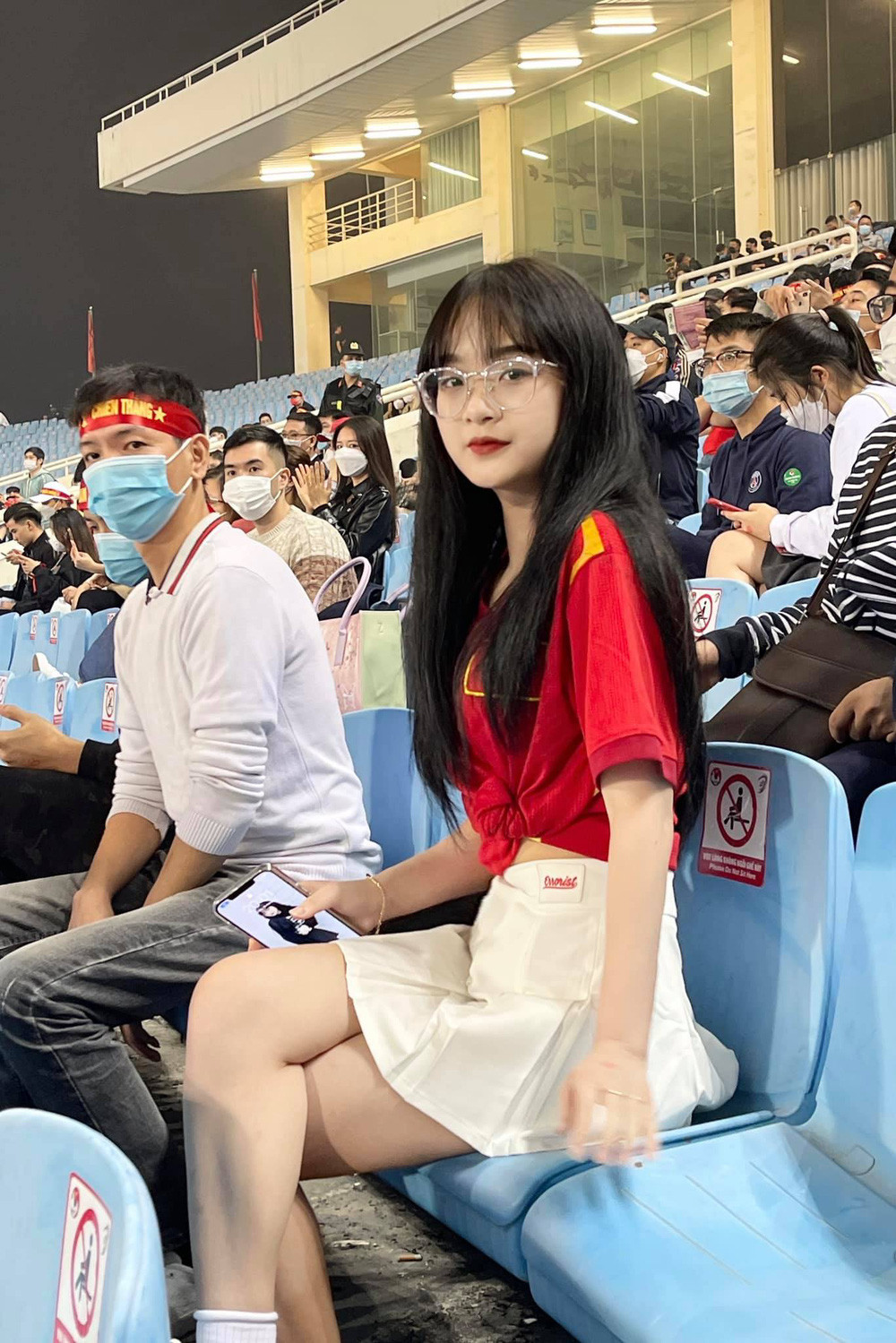 Dưới bình luận, nhiều netizen yêu cầu những hành động vi phạm như Gấm Kami và bạn diễn vừa qua cần bị lên án mạnh mẽ đặc biệt là với những người có tầm ảnh hưởng tới giới trẻ.