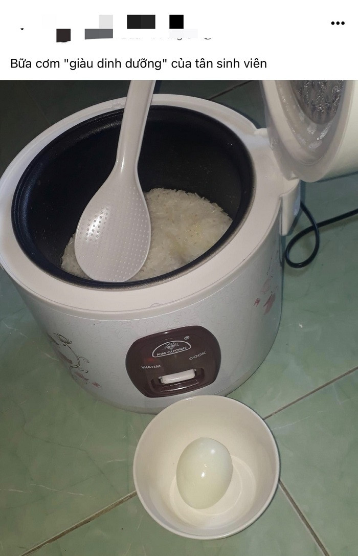 Hình ảnh kinh điển nhất phải kể đến bữa cơm của tân sinh viên cuối tháng lúc xa nhà. Lúc này kinh tế eo hẹp nhiều bạn lựa chọn giải pháp ăn mì tôm qua bữa hoặc đơn giản chỉ có nồi cơm nóng và quả trứng hấp.