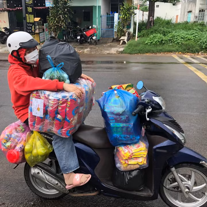 Một hình ảnh thường thấy khác của các bạn tân sinh viên chính là được bố mẹ sắp xếp cho “cả thế giới” mang đi nhập học.