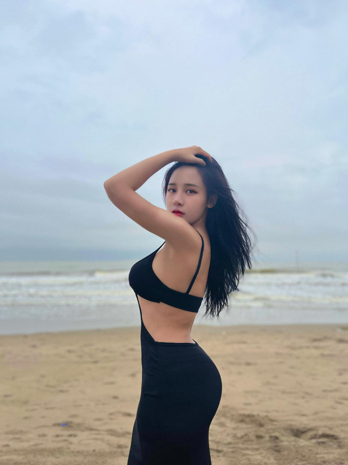 Chia sẻ bí quyết giữ được đường cong hấp dẫn cũng như vòng ba “siêu khủng” của mình trong mùa dịch, Quỳnh Nguyễn nói: “Để có cơ săn chắc, căng đầy, qua đó giúp vòng ba căng tròn và quyến rũ thì Hip Thrust là bài tập rất hiệu quả. Bên cạnh tác động mạnh lên nhóm cơ mông, Hip Thrust còn làm săn chắc bắp chân và cơ đùi sau. Hip Thrust còn rất nhiều biến thể khác để tăng độ khó như dùng dây đàn hồi, tạ tay, bóng tạ,…