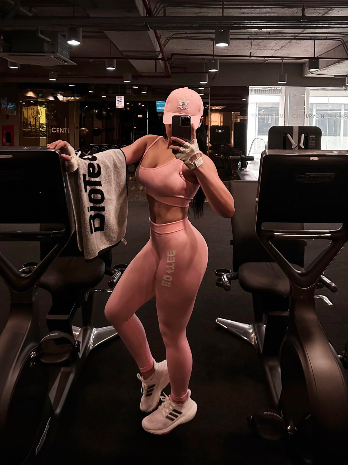 Quỳnh Nguyễn luôn dành sự trân trọng đặc biệt với thể thao nói chung và gym nói riêng bởi nhờ đó, cô đã có một sức khỏe tốt, trẻ trung hơn và tự tin khi đi đến bất kỳ nơi nào.