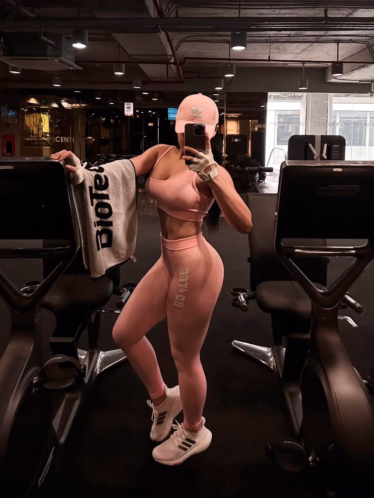 Quỳnh Nguyễn luôn dành sự trân trọng đặc biệt với thể thao nói chung và gym nói riêng bởi nhờ đó, cô đã có một sức khỏe tốt, trẻ trung hơn và tự tin khi đi đến bất kỳ nơi nào.