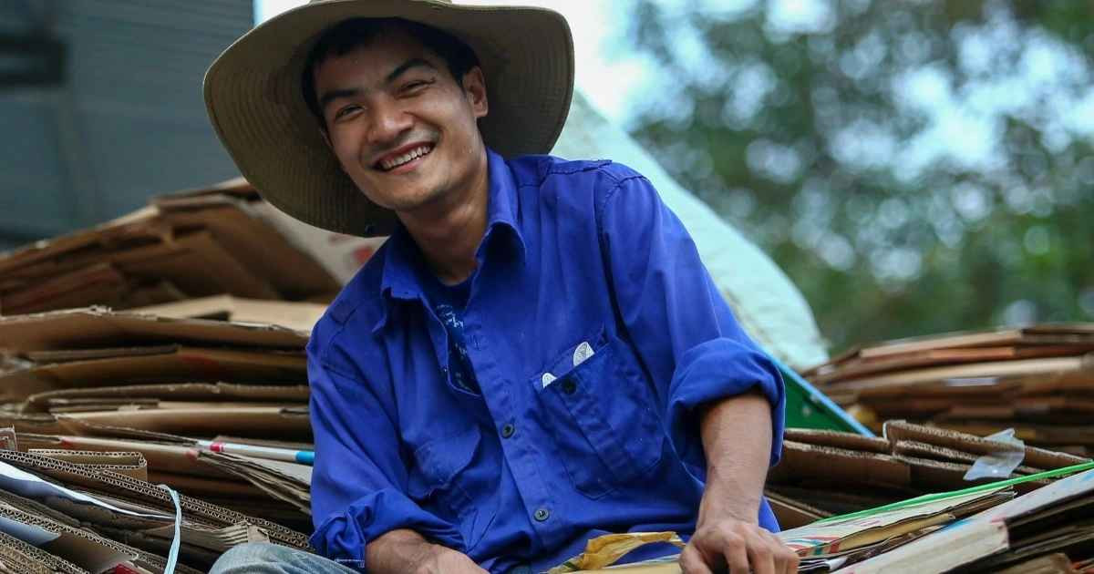 Nhờ đó, ngoài thu nhập từ nghề buôn đồng nát, thi thoảng anh Tân nhận được một vài hợp đồng quảng cáo của các nhãn hàng.