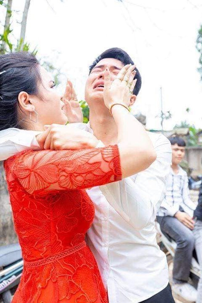 Trước đó, không ít lần dân mạng từng chứng kiến cảnh các em trai đều "nước mắt nước mắt" dài trong ngày chị gái đi lấy chồng.