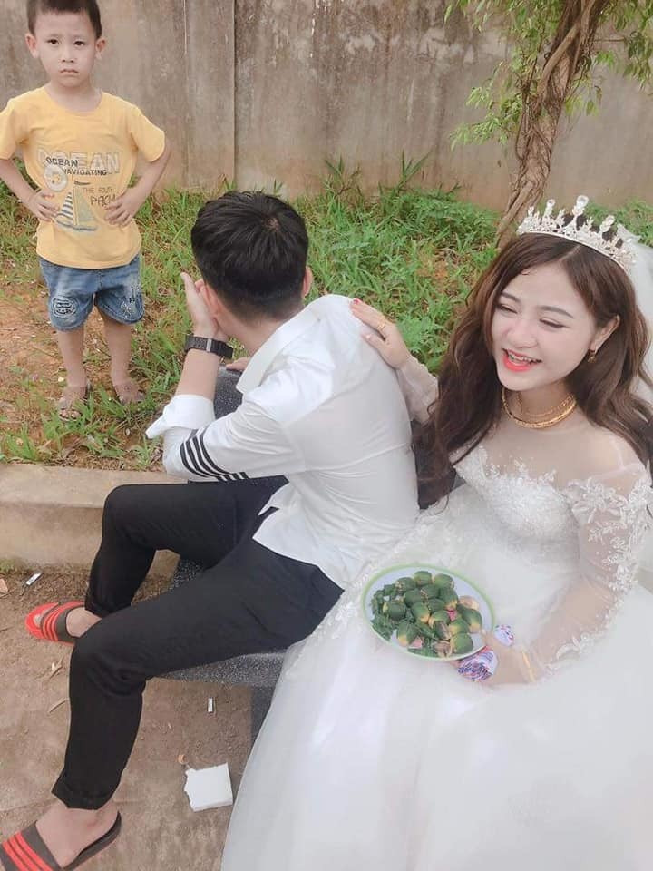 Bên cạnh đó, không ít bình luận hài hước về vấn đề biểu cảm của các cậu em trai trong ngày chị về nhà chồng được đưa ra.