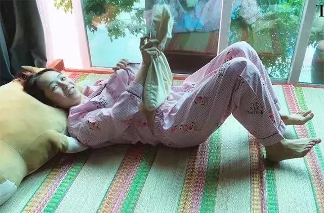 Nhìn gương mặt "không cảm xúc" của Joyce Phạm khi buồn ngủ lắm rồi mà vẫn phải căng khiến dân tình vừa thương vừa buồn cười.