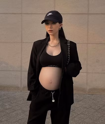 Có thể thấy vòng 2 của Joyce Phạm đã khá lớn, nhiều người dự đoán cô đang ở những tháng cuối của thai kỳ.